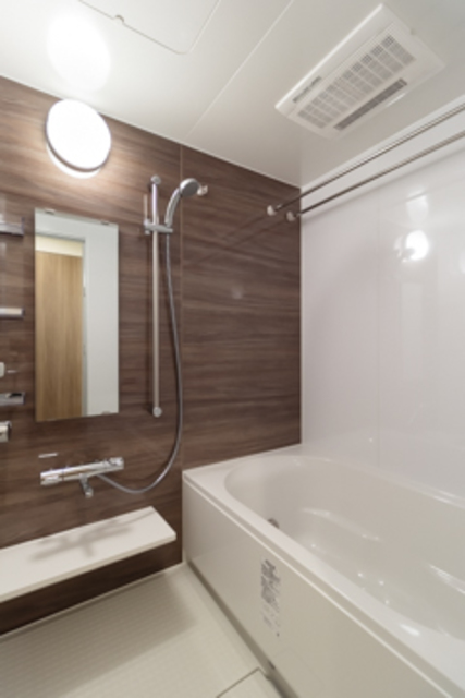 ダークトーンのパネルが導入されたシステムキッチン。※写真は同タイプ住戸です。