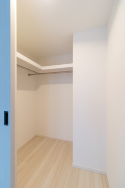 ウォークインクローゼットの中の様子※写真は同タイプ住戸です。