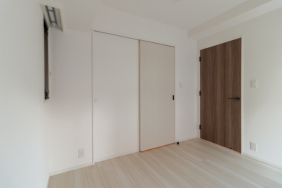 こちらの扉からウォークインクローゼットにアクセスすることができます。※写真は同タイプ住戸です。