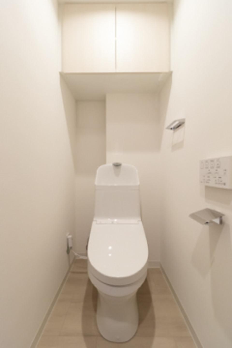 棚があるので掃除用具など整理整頓ができます。※写真は同タイプ住戸です。