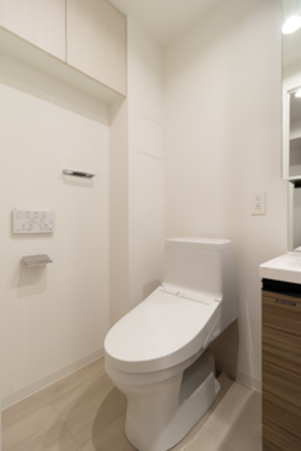 棚があるので掃除用具など整理整頓しやすそうですね。※写真は同タイプ住戸です。