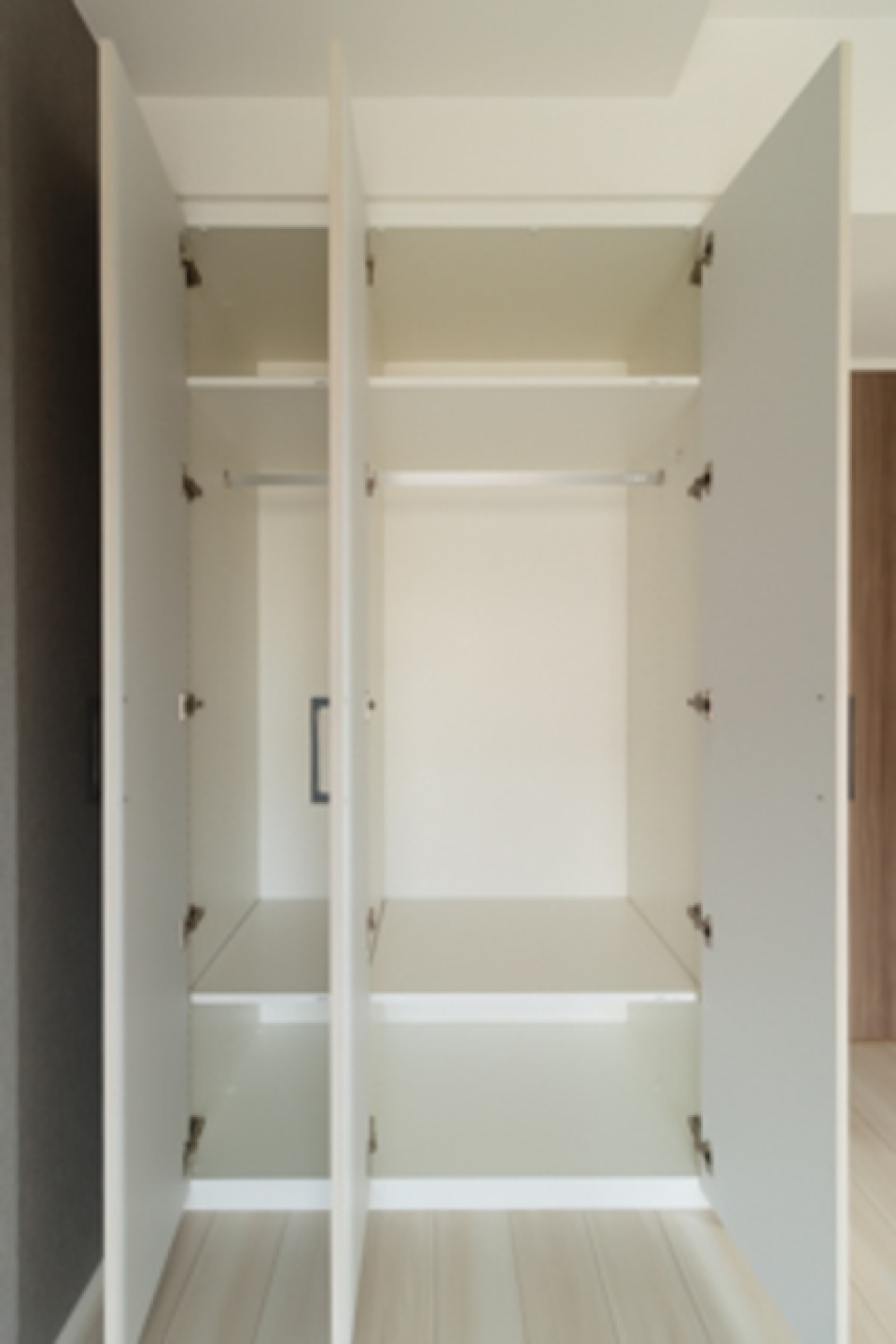 収納を開けた時の様子。※写真は同タイプ住戸です。