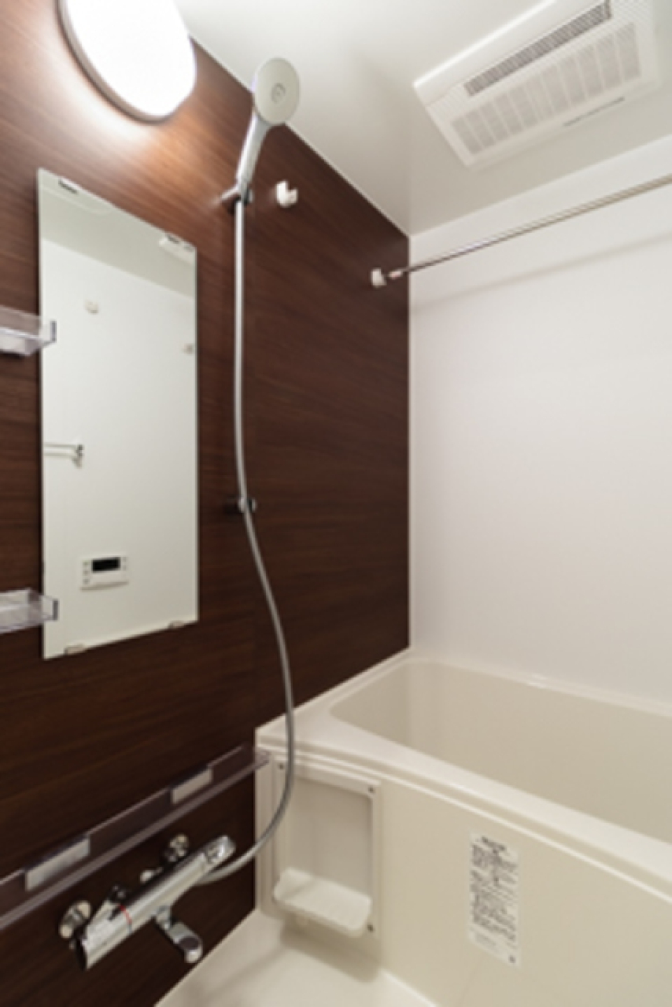 ダークトーンのパネルの浴室。※写真は同タイプ住戸です。