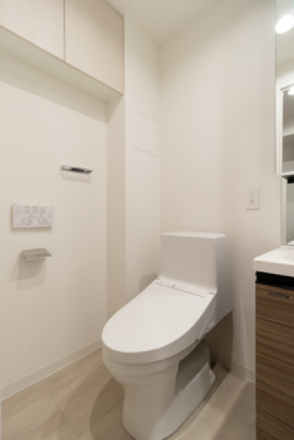 棚があるので掃除用具など整理整頓しやすそうですね。※写真は同タイプ住戸です。