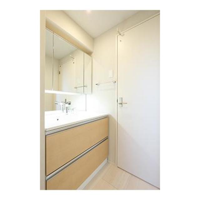 ナチュラルさのある洗面所。三面鏡なのも嬉しいですね※写真は同タイプ住戸です。