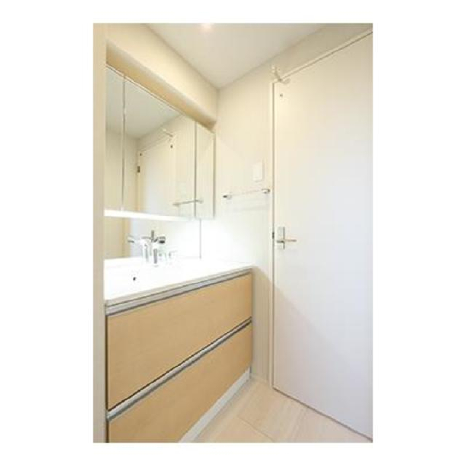 ナチュラルさのある洗面所。三面鏡なのも嬉しいですね※写真は同タイプ住戸です。