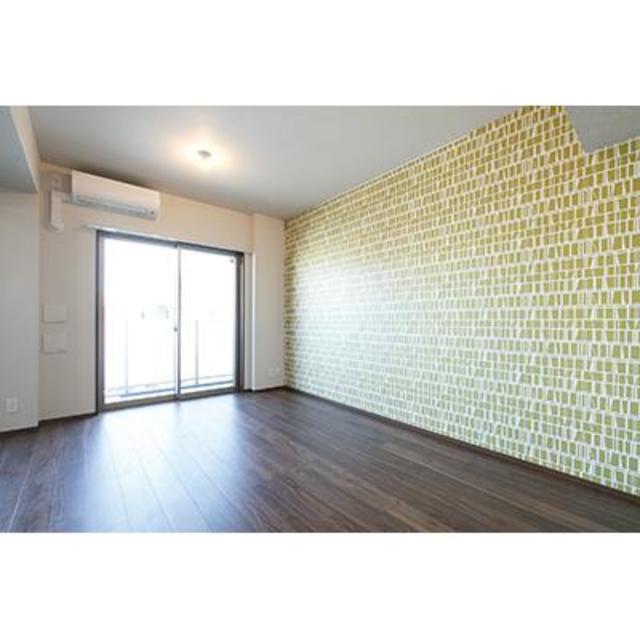 壁一面の柄がお部屋のワンポイントに※写真は同タイプ住戸です。