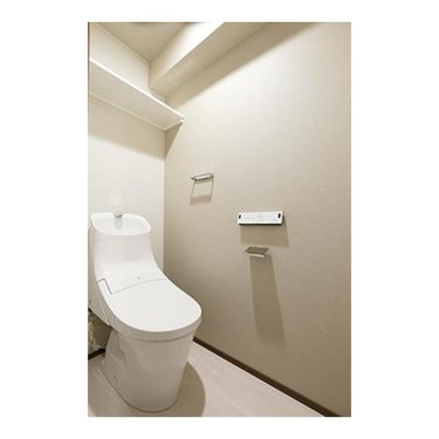 白で統一されたトイレ※写真は同タイプ住戸です。