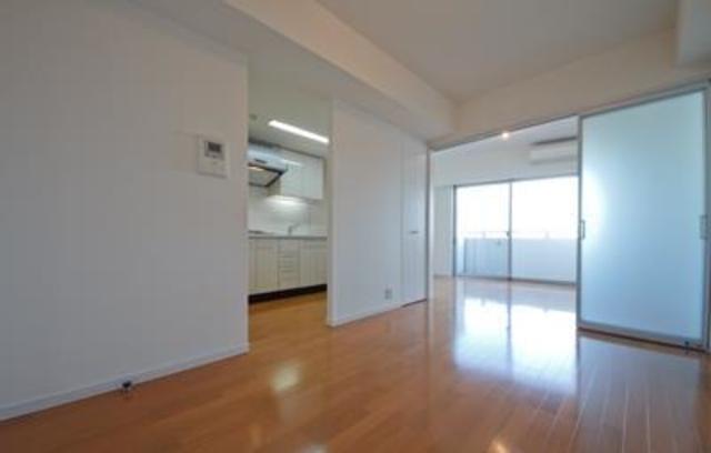 隣の洋室とすりガラスの扉で仕切られてます
※写真は同タイプ住戸です。