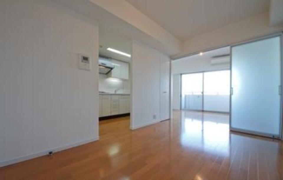 隣の洋室とすりガラスの扉で仕切られてます
※写真は同タイプ住戸です。