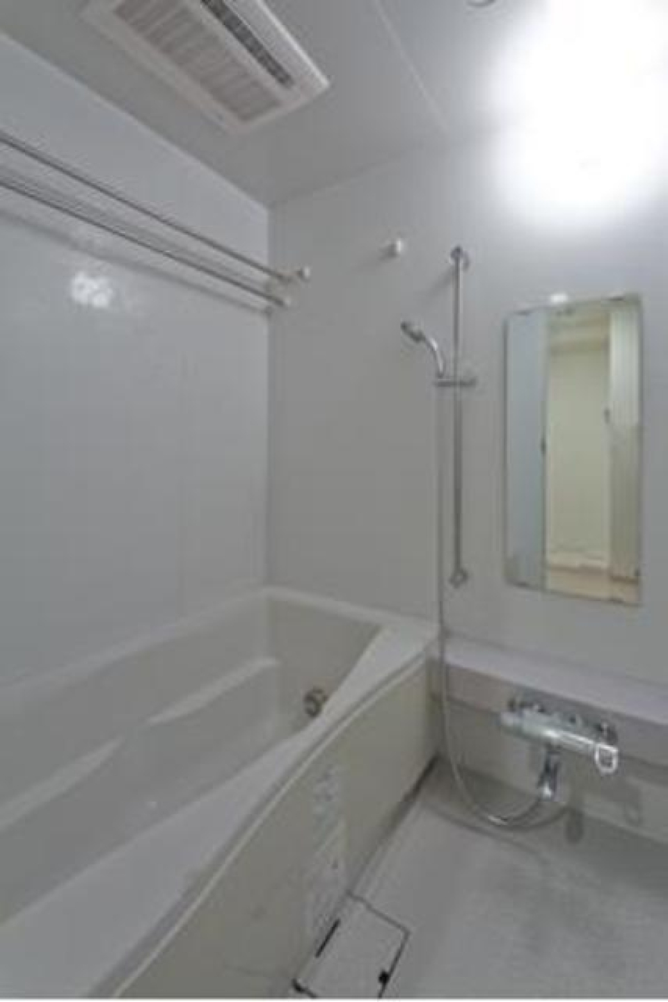 お風呂は追い焚き機能付き※写真は同タイプ住戸です。