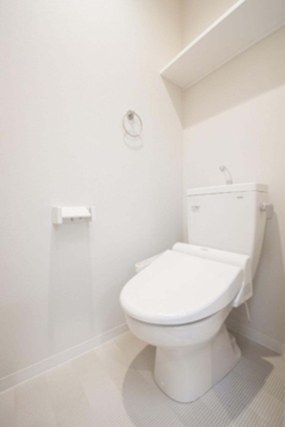 上に棚がついている優れたタイプのトイレです！
※写真は同タイプ住戸です。