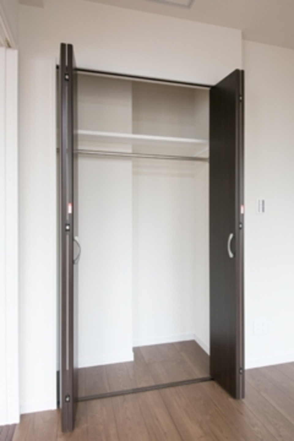 収納も高さがあるので、上手に上の空間を使ってみたら大容量収納かも！？
※写真は同タイプ住戸です。