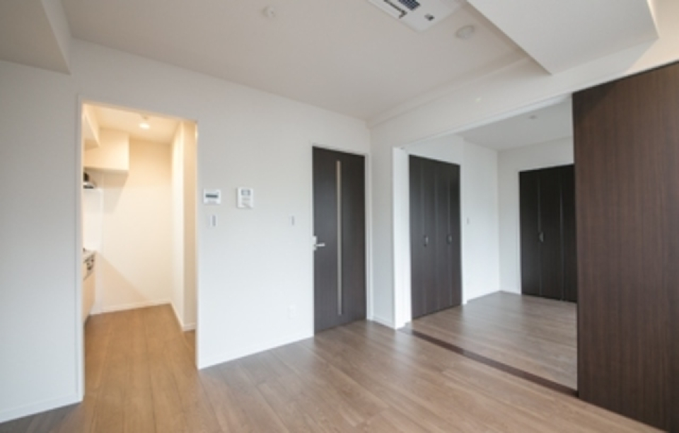 キッチンは遠慮がちに隔離されております。
※写真は同タイプ住戸です。