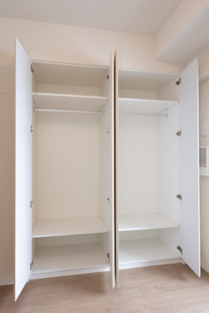 収納を開けた時の様子。※写真は同タイプ住戸です。