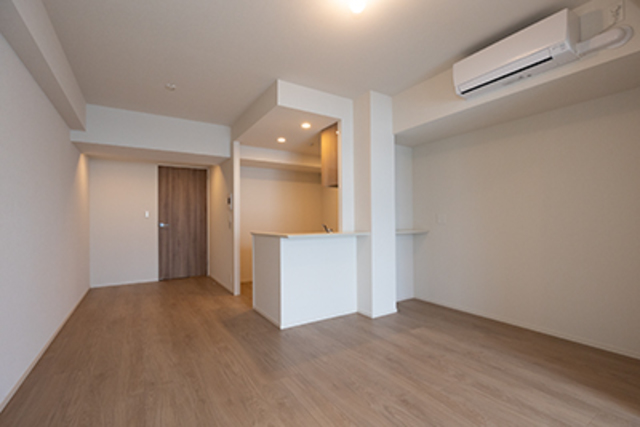 １０．２帖のLDの様子。２．９帖のキッチンもあり〼。※写真は同タイプ住戸です。