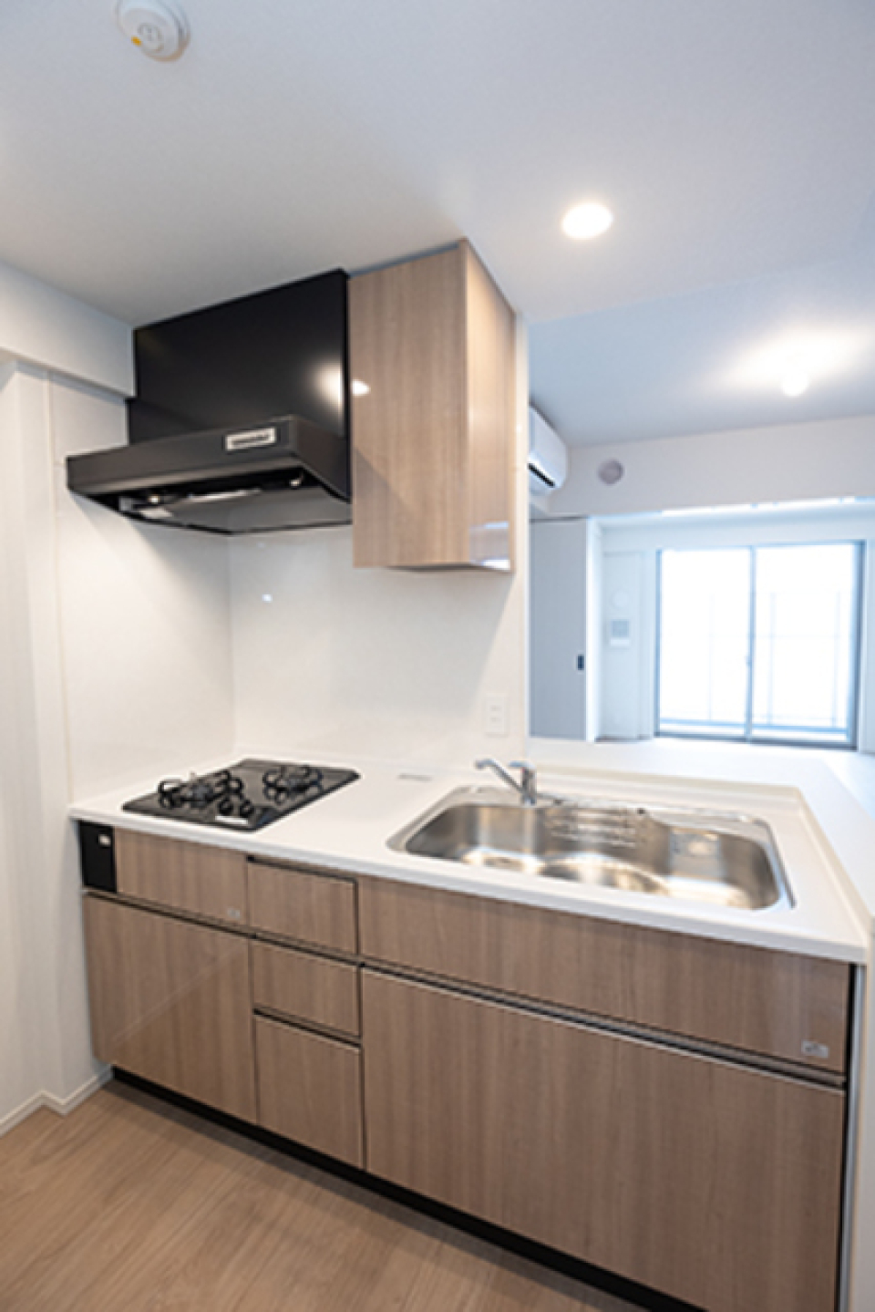 ２口のガスコンロが導入された対面式キッチンです。※写真は同タイプ住戸です。