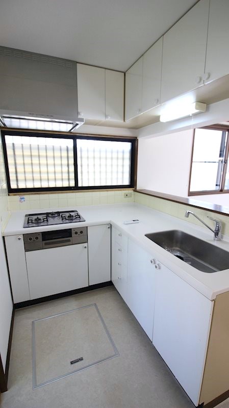 キッチンはL字型です