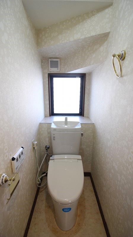 窓付きのトイレ