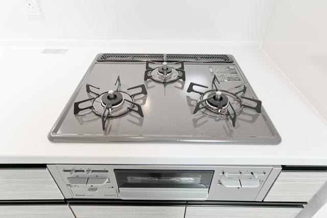 デザインだけじゃない！利便性にもこだわった3口コンロ！
※写真は同タイプ住戸です。