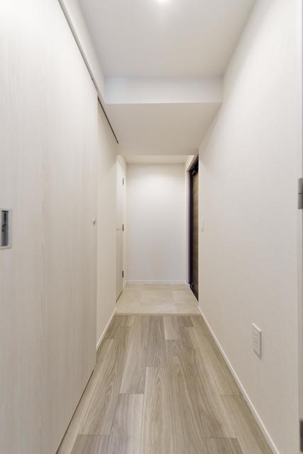 玄関へと続く道。人はそれを廊下と言います。
※写真は同タイプ住戸です。