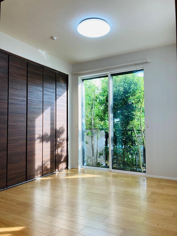 外の様子が見えて開放的ですね。