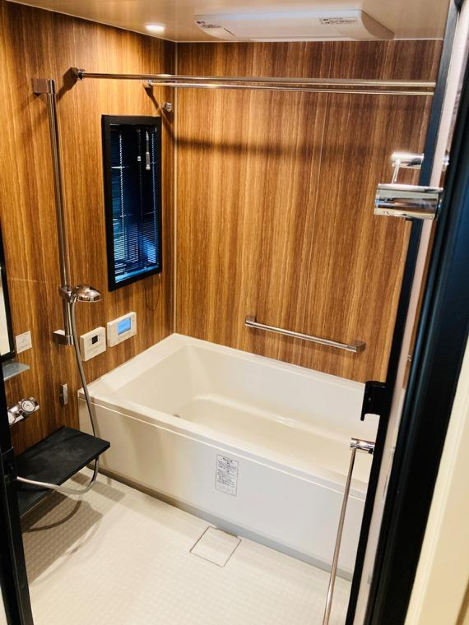 浴室の様子。木目調のパネルのおかげでリフレッシュできそうです。