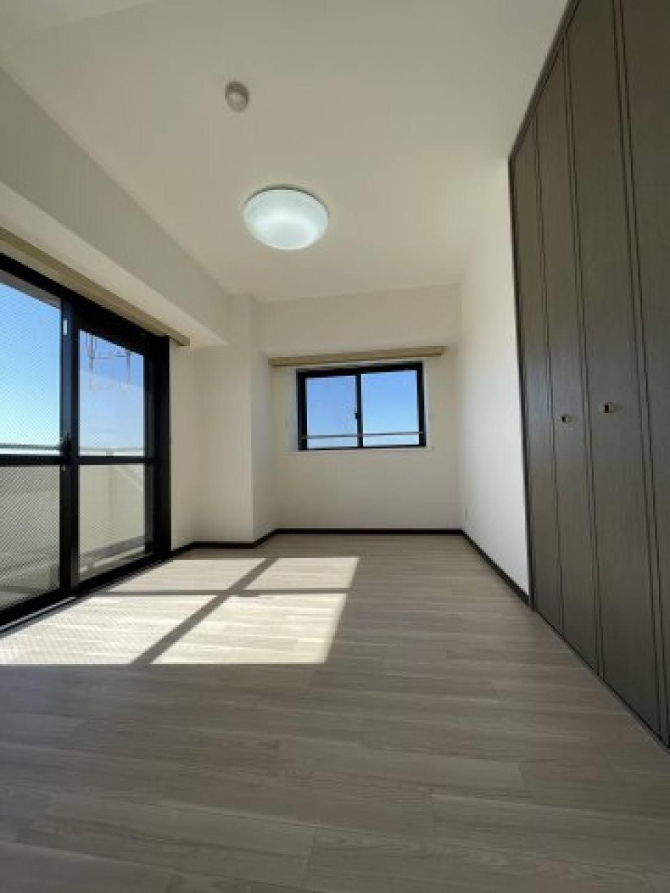 大きな窓が付いた洋室