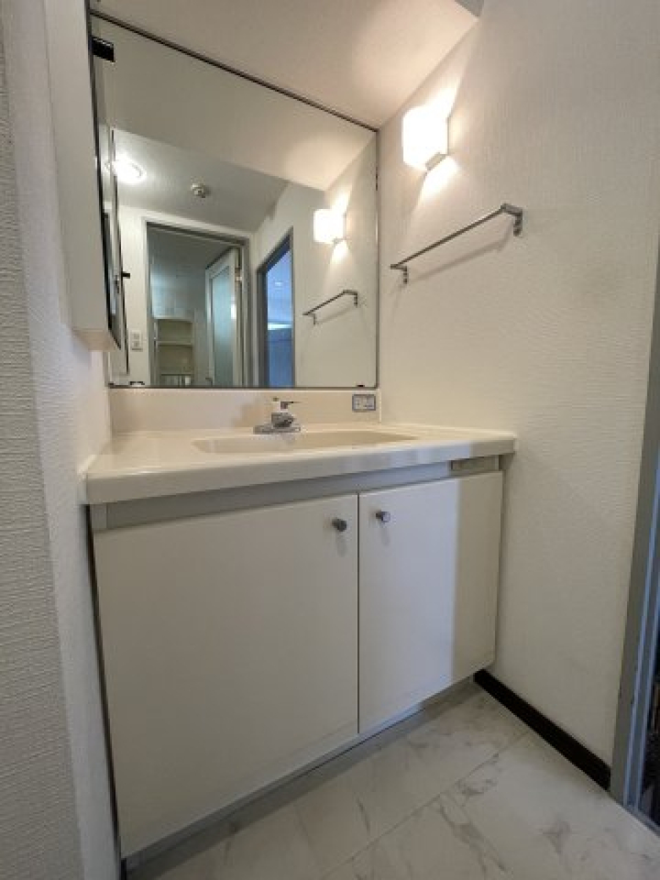 大きな鏡が嬉しい洗面所※同タイプ別部屋写真