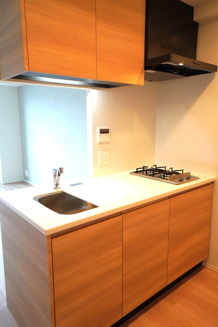 ２口のガスコンロが導入された対面式キッチンです。※写真は同タイプ住戸です。