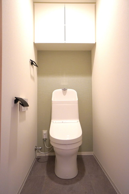 棚があるので掃除用具など整理整頓しやすそうですね。※写真は同タイプ住戸です。