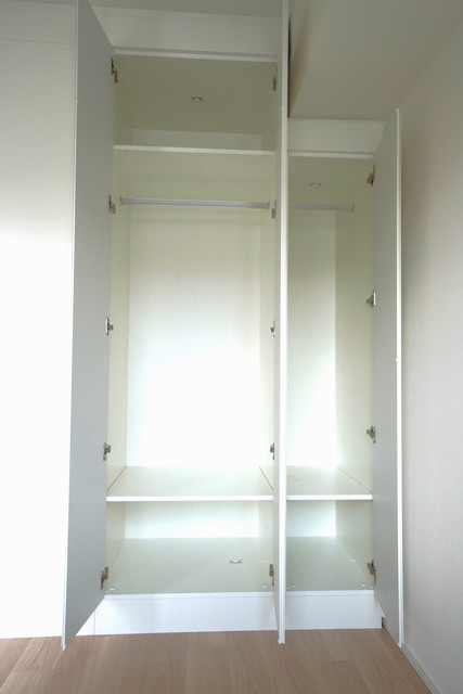 収納を開けた時の様子。※写真は同タイプ住戸です。