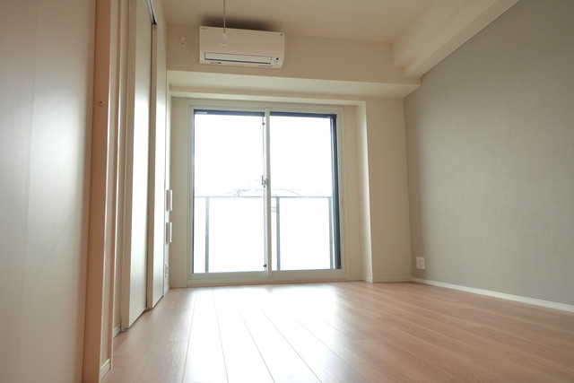 バルコニーへのアクセスができます。※写真は同タイプ住戸です。