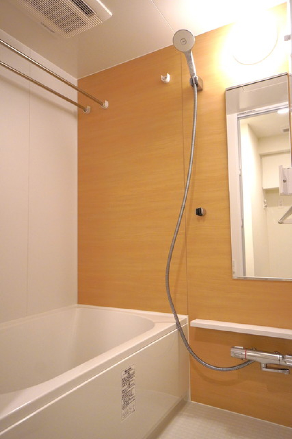 ナチュラルなパネルが導入された浴室。※写真は同タイプ住戸です。