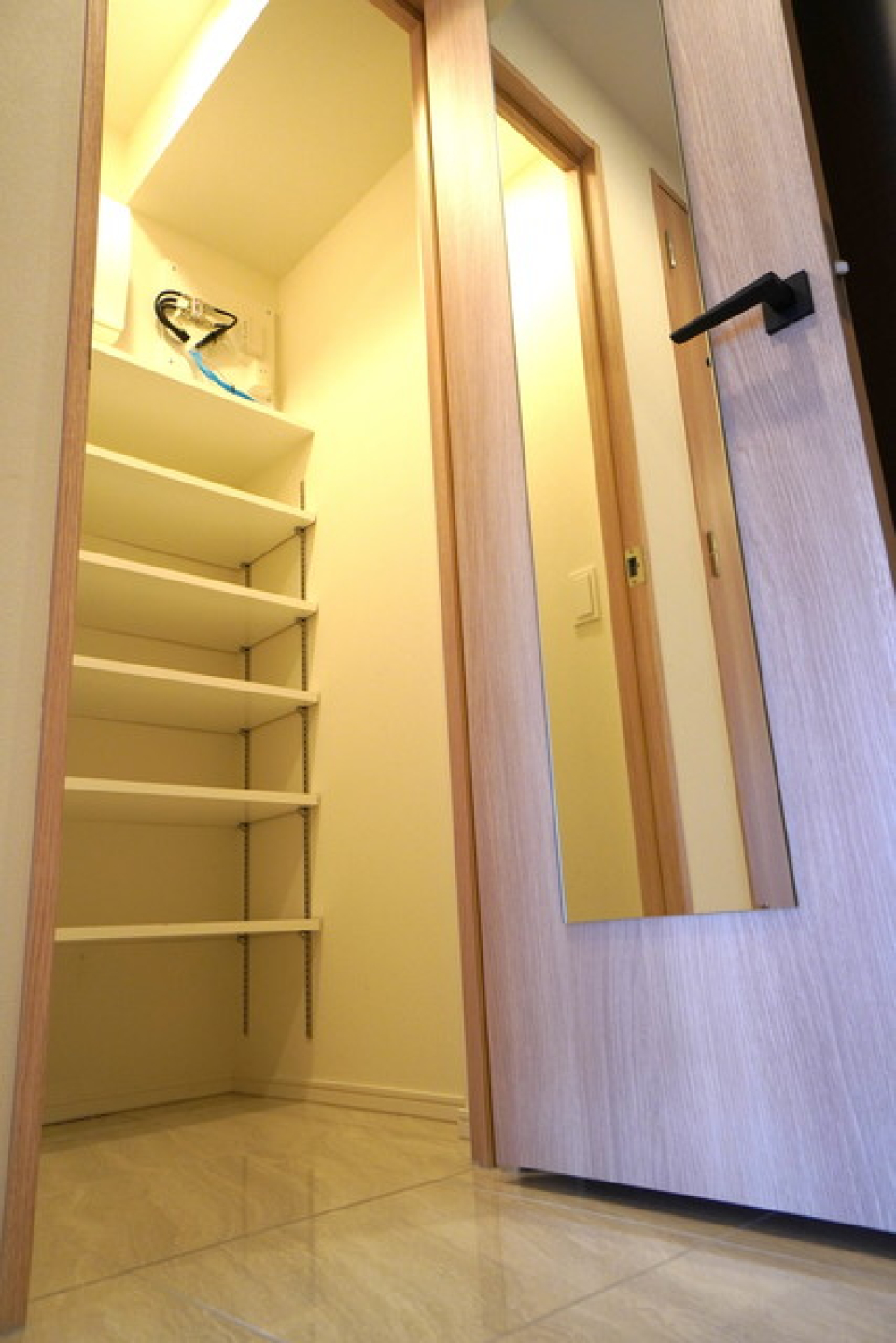 シューズインクローゼットを開けた時の様子。※写真は同タイプ住戸です。