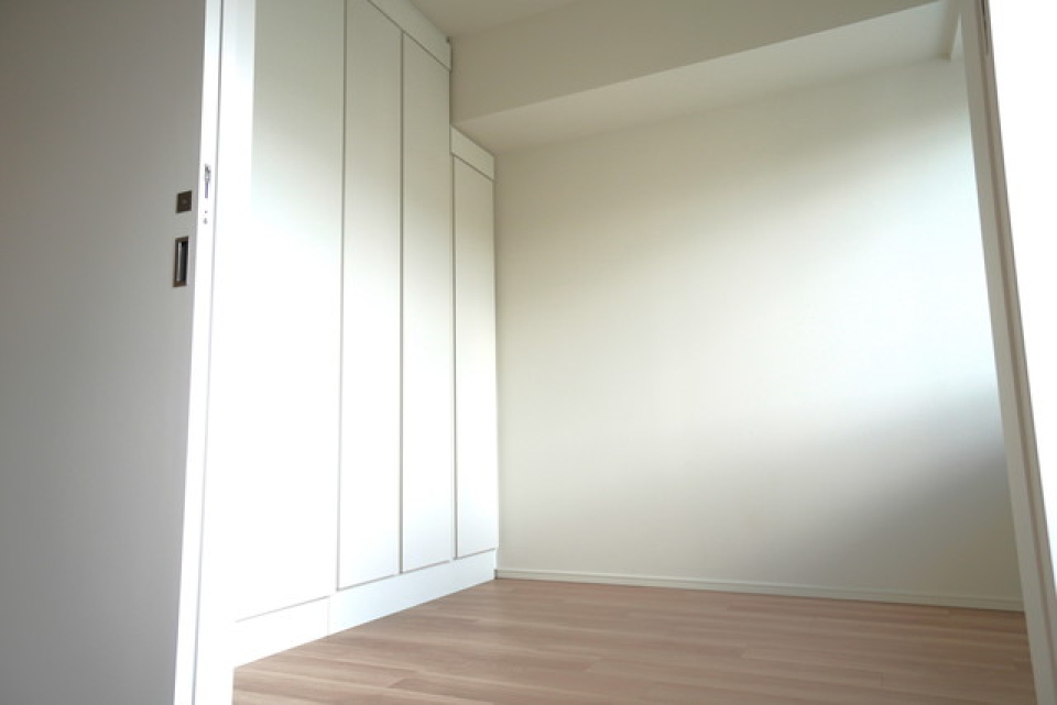 洋室は３．５帖と２．１帖とあり〼。※写真は同タイプ住戸です。