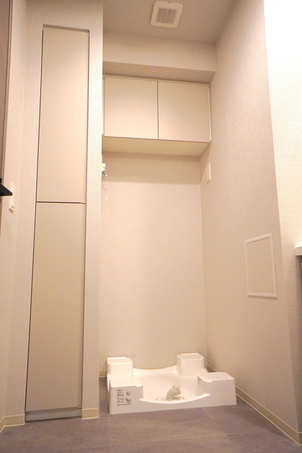 あなどるなかれ！脱衣所にも収納棚ついてます！
※写真は同タイプ住戸です。