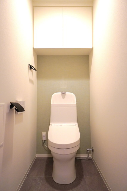 棚があるので掃除用具を整理整頓しやすそうです。※写真は同タイプ住戸です。