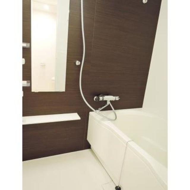 落ち着いたトーンのパネルの浴室です。※写真は同タイプ住戸です。