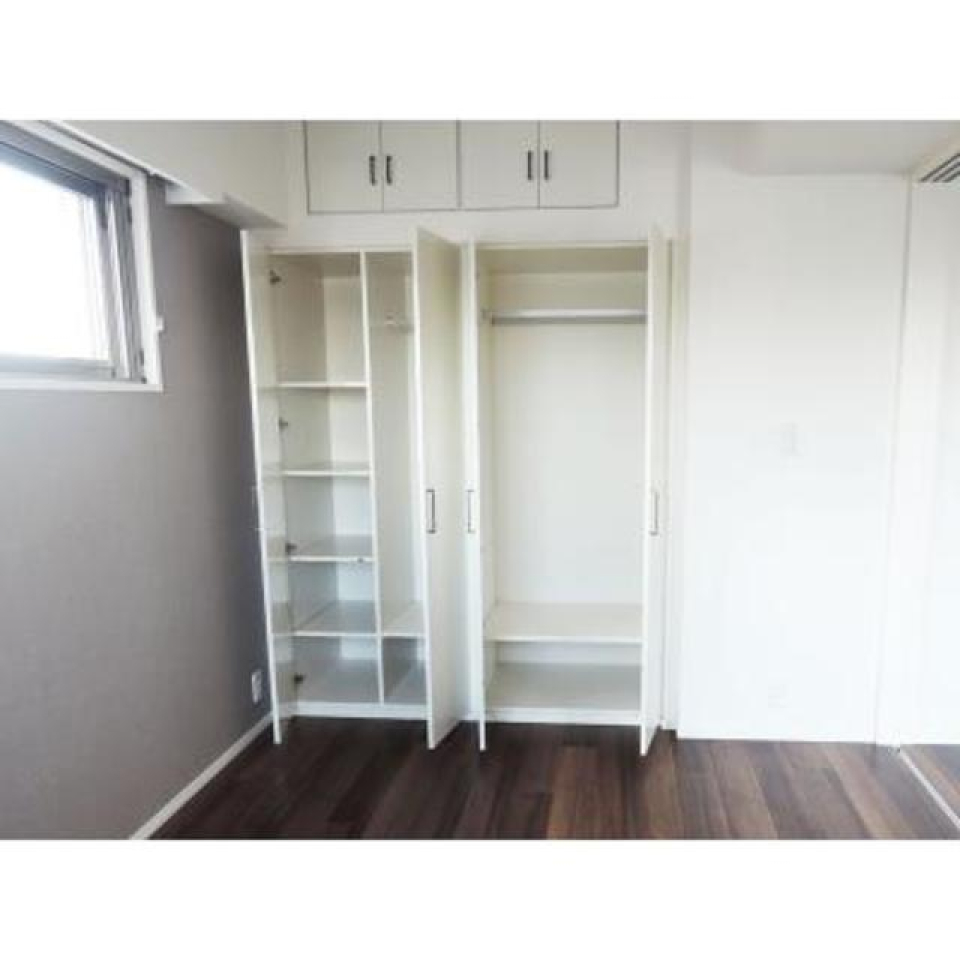 ベッドルームの収納を開けた時の様子。※写真は同タイプ住戸です。