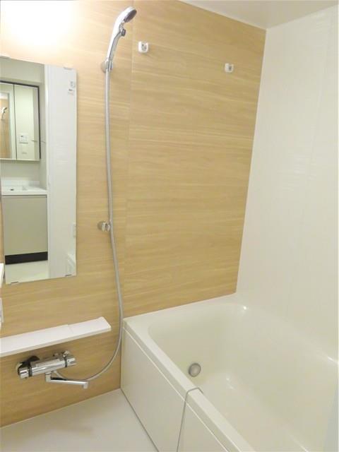 ナチュラルな木目調のパネルが導入された浴室。※写真は同タイプ住戸です。