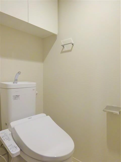 棚があるので掃除用具など整理整頓しやすそうですね。※写真は同タイプ住戸です。