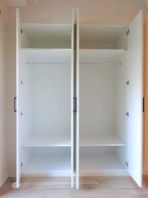 ベッドルームの収納を開けた時の様子。※写真は同タイプ住戸です。