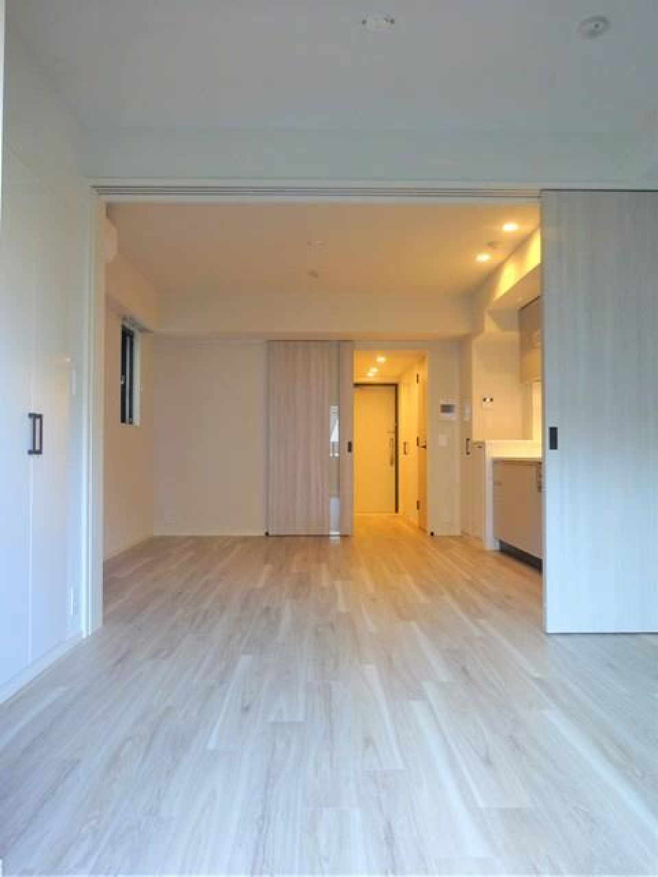 ６．０帖の洋室と９．７帖のLDKが広がります。※写真は同タイプ住戸です。