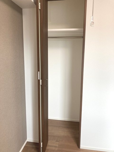 収納を開けた時の様子。※写真は同タイプ住戸です。