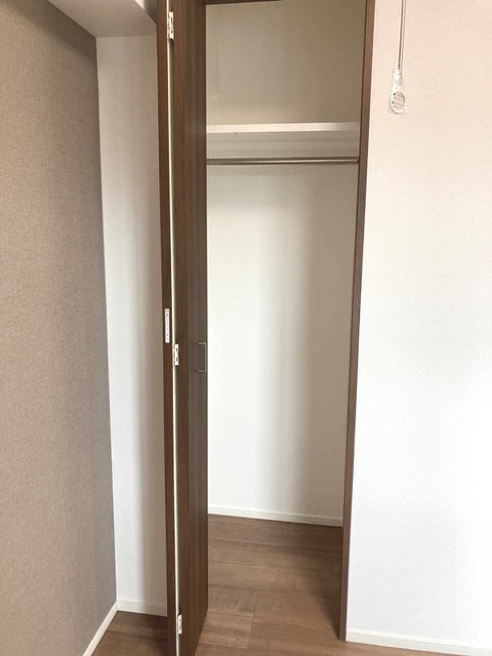 収納を開けた時の様子。※写真は同タイプ住戸です。