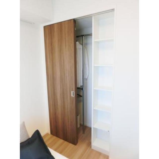 収納を開けた時の様子。※写真は同タイプ住戸です。