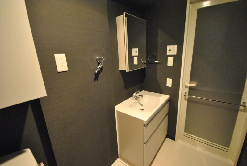 洗面台も鏡が大きく、デザインに拘っています！