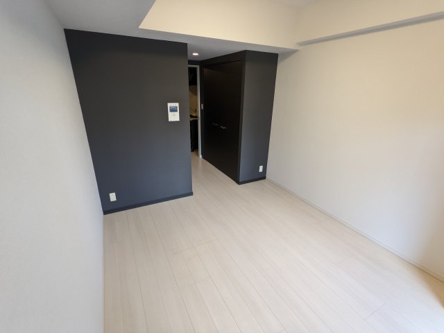 ブラックの壁紙がポイントのクールなお部屋です！