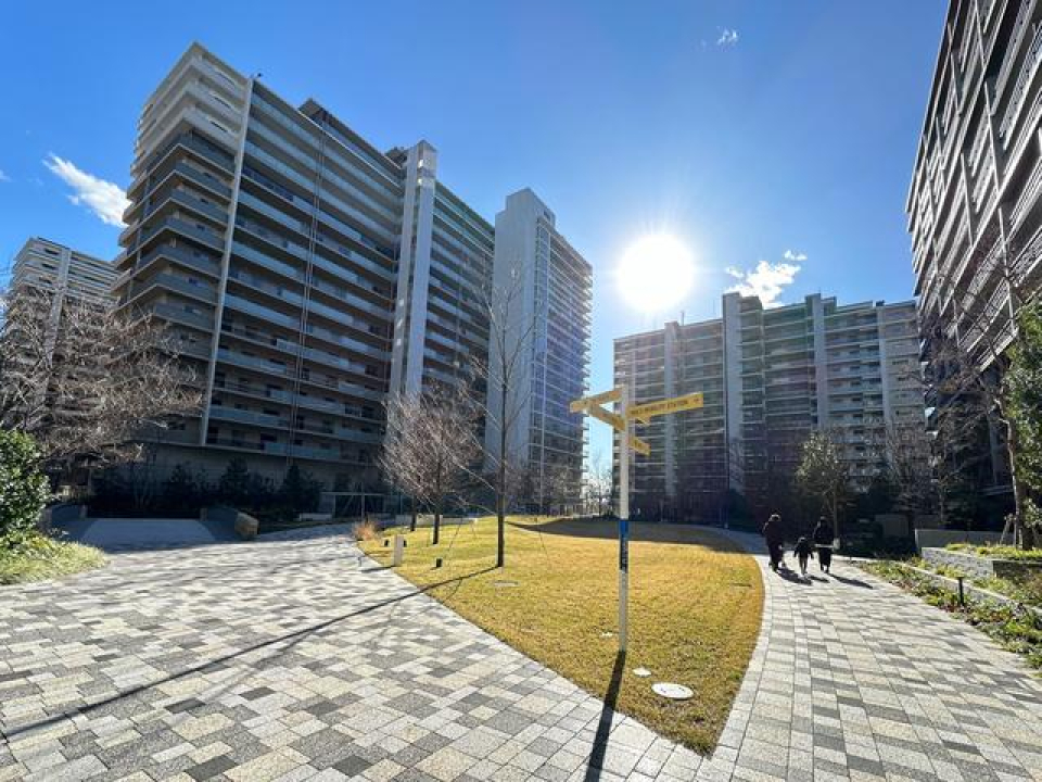 マンションの目の前には広場が広がります